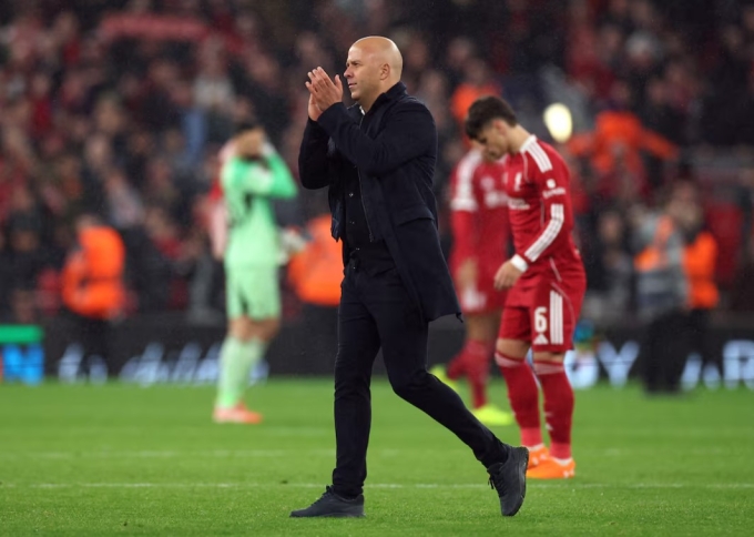 HLV Arne Slot vỗ tay tri ân người hâm mộ sau trận. Ảnh: Reuters