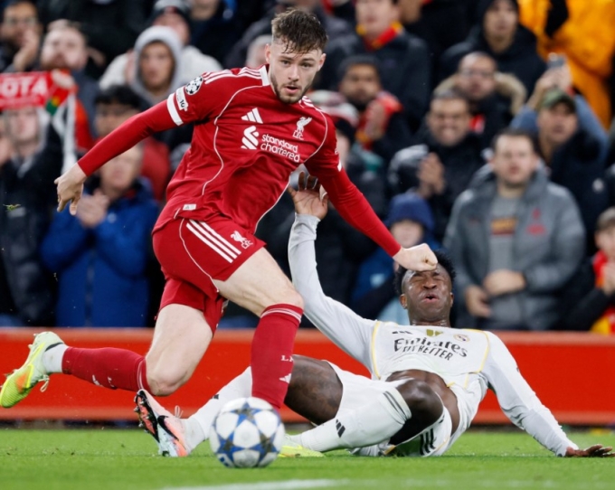 Vinicius (áo trắng) nằm sân sau pha tranh chấp với Conor Bradley. Ảnh: Apl