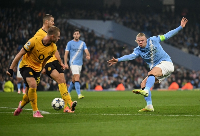Tiền đạo Erling Haaland dứt điểm trong trận Man City thắng Dortmund 4-1 ở lượt bốn vòng bảng Champions League trên sân Etihad ngày 5/11/2025. Ảnh: AFP