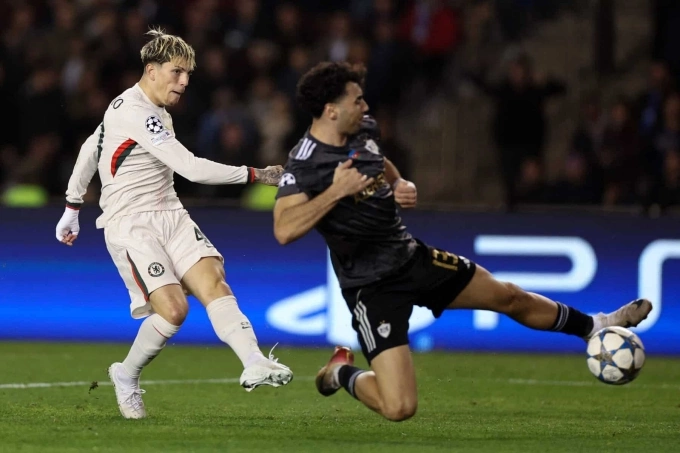 Garnacho (trắng) gỡ hòa 2-2 cho Chelsea, trên sân Tofiq Bahramov, Baku, Azerbaijan hôm 5/11. Ảnh: Reuters