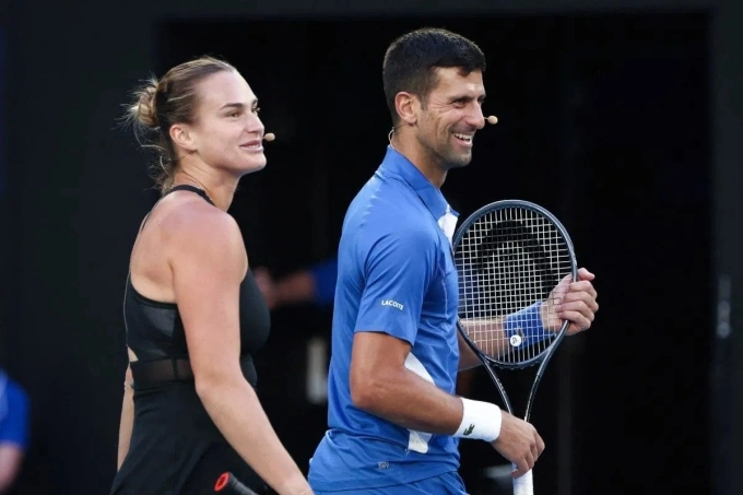 Sabalenka (trái) và Djokovic trong sự kiện đánh đôi biểu diễn ở Australia Mở rộng tại sân Rod Laver, Melbourne, hồi đầu năm. Ảnh: Reuters