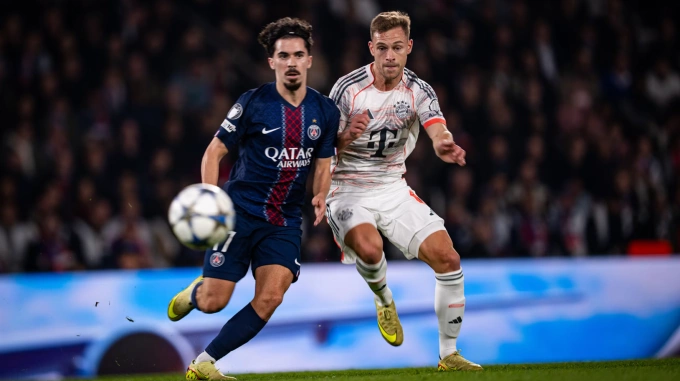 Joshua Kimmich (phải) tranh chấp với Vitinha trong trận Bayern thắng PSG 2-1 ở lượt bốn Champions League trên sân Parc des Princes, Paris, Pháp ngày 4/11/2025. Ảnh: FC Bayern