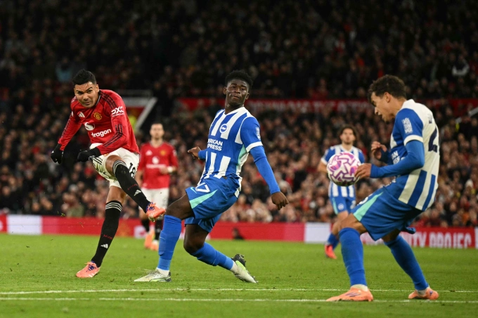 Casemiro (áo đỏ) góp một bàn và một kiến tạo giúp Man Utd thắng Brighton 4-2 trên sân Old Trafford, thành phố Manchester, Vương quốc Anh, vòng 9 Ngoại hạng Anh tối 25/10/2025. Ảnh: CGTN Sports