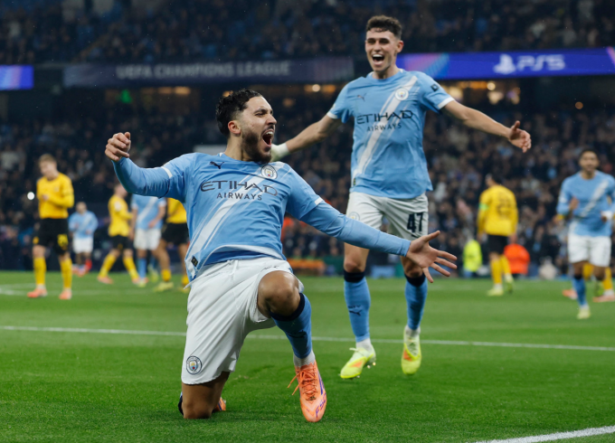 Rayan Cherki mừng bàn ấn định tỷ số cùng Phil Foden. Ảnh: Reuters