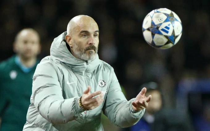 HLV Enzo Maresca ném bóng trong trận Chelsea hòa Qarabag 2-2 ở lượt bốn Champions League trên sân Tofiq Bahramov, Baku, Azerbaijan ngày 5/11. Ảnh: Reuters