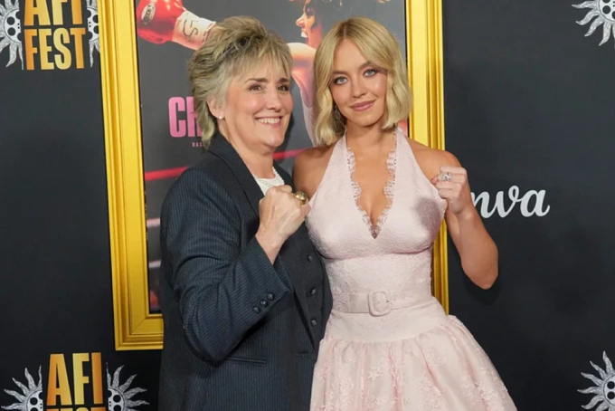 Sydney Sweeney (phải) và huyền thoại quyền Anh Christy Martin trong buổi ra mắt phim Christy tại Liên hoan phim Viện phim Mỹ (AFI FEST) 2025 ngày 25/10 năm 2025. Ảnh: LaPresse
