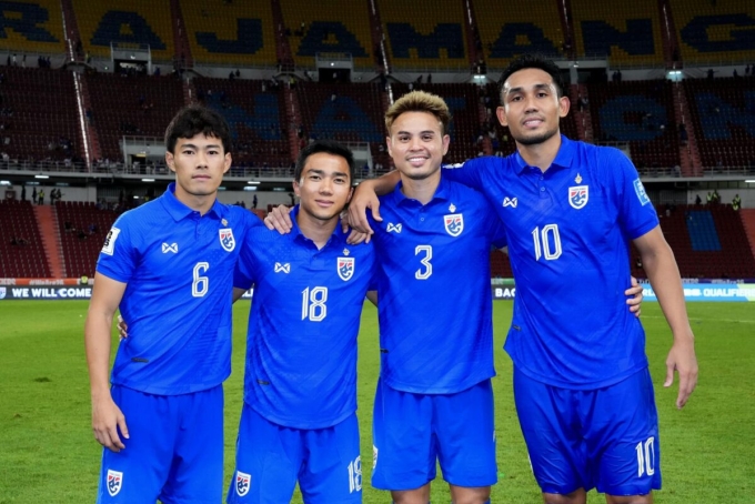 Sarach Yooyen, Chanathip Songkrasin, Theerathon Bunmathan, Teerasil Dangda (từ trái sang) ở vòng loại hai World Cup 2026 - khu vực châu Á. Ảnh: FAT