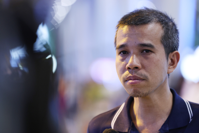 Cơ thủ Trần Quyết Chiến tại sân bay Tân Sơn Nhất (TP HCM) ngày 16/6 sau khi lên số một billard carom ba băng thế giới. Ảnh: Đức Đồng