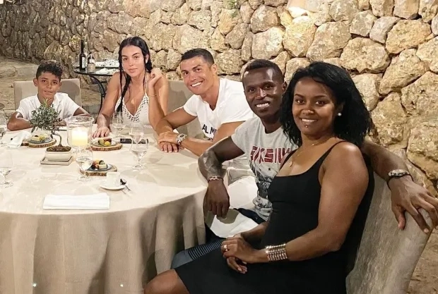 Ronaldo cùng người bạn thân Jose Semedo - hiện tại là CEO của CLB Al Nassr.