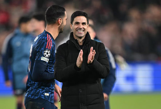 HLV Mikel Arteta vui mừng sau trận Arsenal thắng Slavia Prague 3-0 ở lượt thứ tư vòng bảng Champions League trên sân Fortuna Arena, Prague, CH Czech ngày 4/11. Ảnh: Arsenal FC