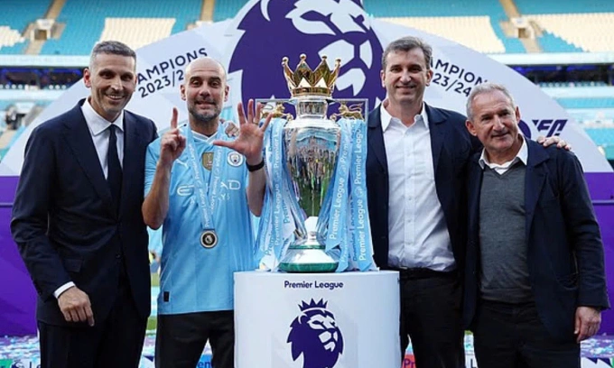 HLV Pep Guardiola (thứ hai từ trái sang) mừng chức vô địch Ngoại hạng Anh thứ sáu với Man City, trên sân Etihad, thành phố Manchester, Vương quốc Anh, năm 2024. Ảnh: Reuters