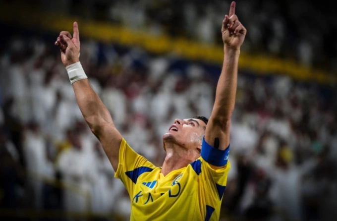 Ronaldo chỉ tay nhìn lên trời để mừng bàn thắng nâng tỷ số lên 2-0 cho Al Nassr trong trận thắng Al Rayyan 2-1 ở lượt hai AFC Champions League Elite 2024-2025 ngày 30/9/2024.