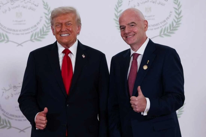 Tổng thống Mỹ, Donald Trump (trái) và Chủ tịch FIFA, Gianni Infantino gặp nhau tại hội nghị ở Ai Cập hôm 13/10. Ảnh: AP