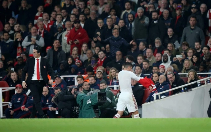 Granit Xhaka cởi áo và đi thẳng vào đường hầm, sau khi bị HLV Unai Emery thay ra trận Arsenal gặp Crystal Palace ở Ngoại hạng Anh ngày 27/10/2019. Ảnh: Offside