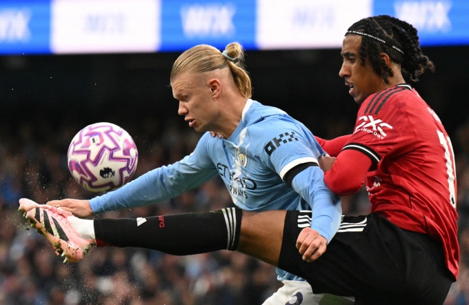 Leny Yoro theo kèm Erling Haaland trong trận Man Utd thua Man City 0-3 trên sân Etihad, thành phố Manchester, Vương quốc Anh ngày 14/9/2025. Ảnh: AFP