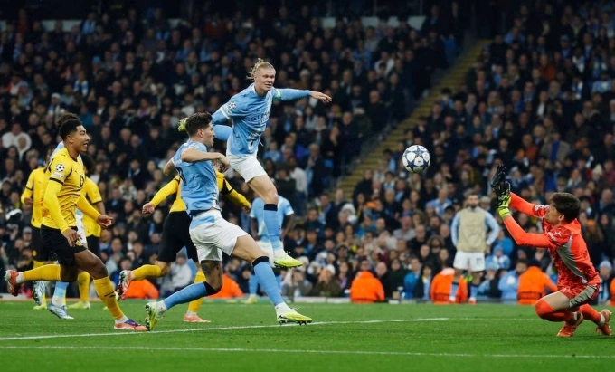 Haaland nhảy lên dứt điểm trong trận Man City 4-1 Dortmund ở lượt bốn vòng bảng Champions League tối 5/11. Ảnh: Reuters