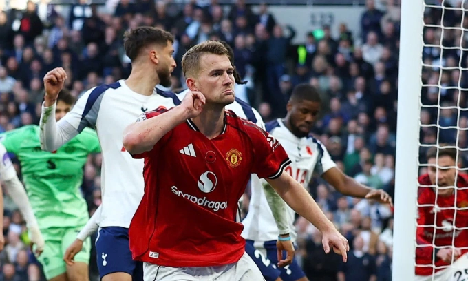 De Ligt mừng bàn gỡ hòa 2-2 cho Man Utd trước Tottenham trên sân Tottenham Hotspur, thành phố London, Vương quốc Anh ngày 8/11/2025. Ảnh: Reuters