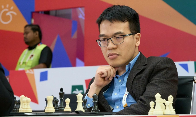 Lê Quang Liêm trong ván đấu với Jobava ở lượt đi vòng ba World Cup cờ vua tại Goa, Ấn Độ ngày 7/11/2025. Ảnh: FIDE