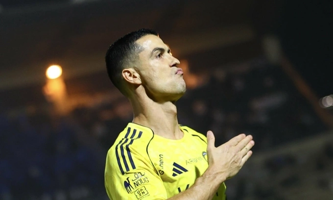 Ronaldo mừng bàn thắng cho Al Nassr trong trận gặp Neom trên sân King Khalid Sport City, thành phố Tabuk, Arab Saudi tối 8/11/2025. Ảnh: Al Nassr