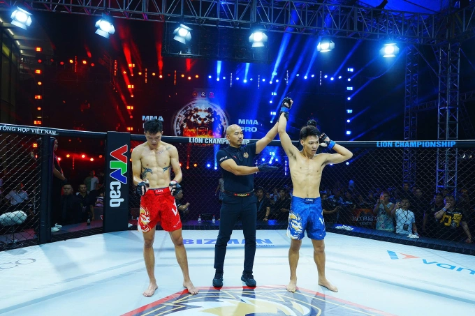 Châu La (phải) mừng chiến thắng trước Hà Thế Anh. Ảnh: LC