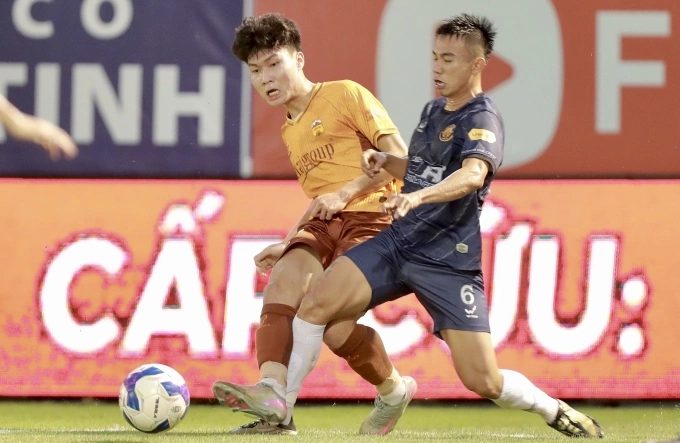 Tiền đạo Minh Tâm tranh bóng cùng Huỳnh Minh Đoàn trong trận HAGL hòa Thanh Hóa 1-1 ở vòng 11 V-League 2025-2026, tối 9/11. Ảnh: VPF
