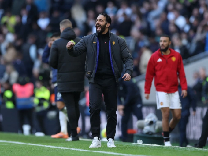HLV Ruben Amorim chỉ đạo trong trận Man Utd hòa Tottenham 2-2 trên sân Tottenham Hotspur, thành phố London, Vương quốc Anh ngày 8/11/2025. Ảnh: Reuters