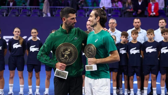 Djokovic (trái) rút khỏi ATP Finals, giúp Musetti (phải) nhận vé dự giải đấu này vào giờ chót. Ảnh: PDB