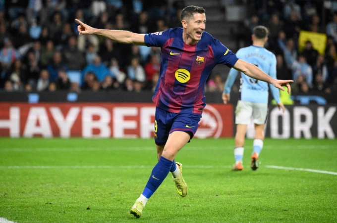 Robert Lewandowski mừng bàn mở tỷ số trong trận Barca thắng Celta Vigo 4-2 ở vòng 12 La Liga trên sân Balaídos, Vigo, Tây Ban Nha ngày 9/11/2025. Ảnh: AFP