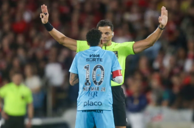 Neymar phản ứng trọng tài trong trận Santos thua Flamengo 2-3 ở vòng 32 giải VĐQG Brazil ngày 9/11. Ảnh: Estadao