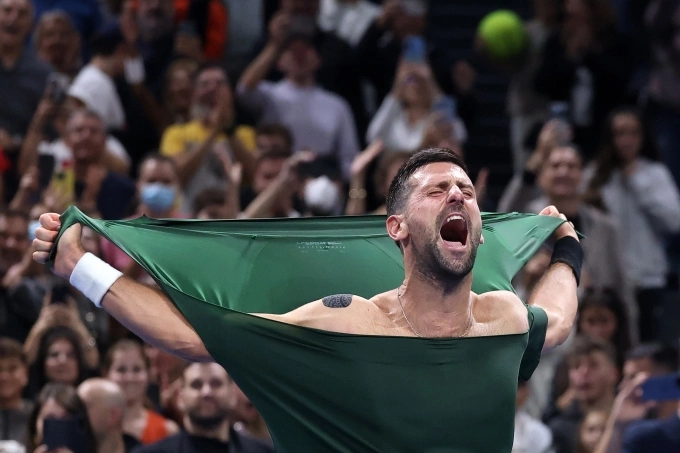 Djokovic xé áo sau khi vô địch ATP Hellenic Championship, trên sân Trung tâm ở nhà thi đấu OAKA tại Athens, Hy Lạp hôm 8/11. Ảnh: Reuters