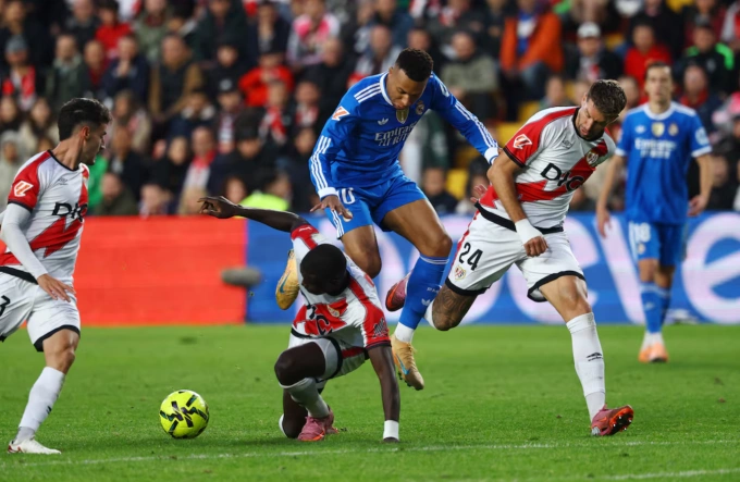 Kylian Mbappe (áo xanh) bị ba cầu thủ theo kèm trong trận Real hòa Rayo Vallecano 0-0 trên sân Vallecas, Madrid, Tây Ban Nha ngày 9/11/2025. Ảnh: Reuters