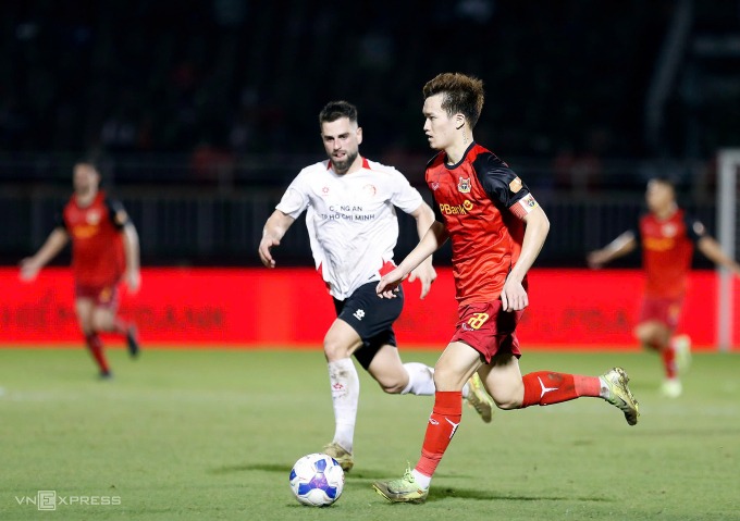 Nguyễn Hoàng Đức (áo đỏ) thi đấu trong trận Ninh Bình thắng Công an TP HCM 4-3 ở vòng 11 V-League 2025-2026, trên sân Thống Nhất, TP HCM ngày 9/11/2025. Ảnh: Hai Tư