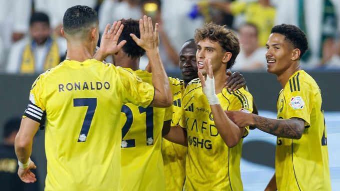 Felix (thứ hai từ phải sang) mừng bàn thắng cùng Ronaldo (trái), trong trận thắng Neom, trên sân King Khalid Sports City, Tabuk, Arab Saudi hôm 7/11. Ảnh: Saudi Footie