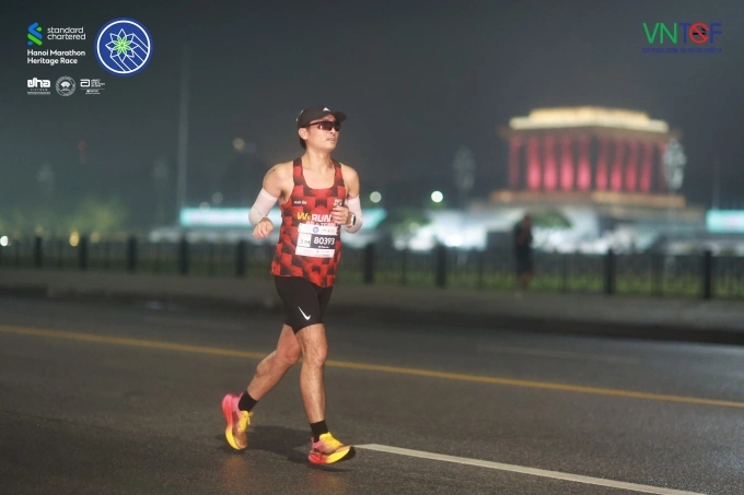 Runner trên đường chạy 42km giải Standard Chartered Hanoi Marathon Heritage 2025 ngày 9/11. Ảnh: Standard Chartered Hanoi Marathon Heritage