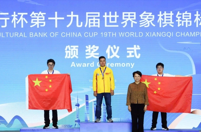 Từ trái sang: Doãn Thăng, Lý Huynh và Phồn Duệ, trên bục nhận huy chương cờ tiêu chuẩn cá nhân nam, giải cờ tướng vô địch thế giới lần thứ 19 ở Thượng Hải, Trung Quốc ngày 27/9/2025. Ảnh: CXA