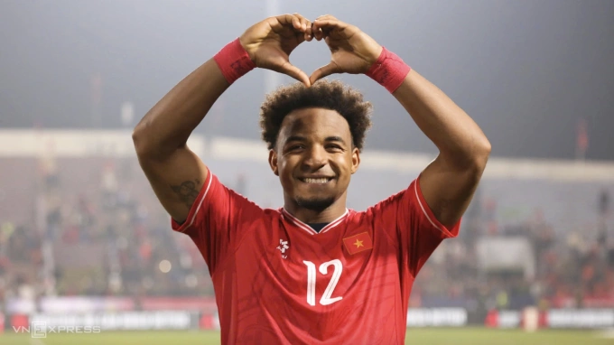 Tiền đạo Nguyễn Xuân Son tạo hình trái tim sau khi lập cú đúp ở trận ra mắt giúp Việt Nam thắng Myanmar 5-0 ở lượt cuối bảng B ASEAN Cup 2024, trên sân Việt Trì, Phú Thọ ngày 23/12/2024. Ảnh: Hai Tư