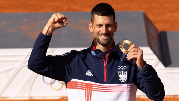 Djokovic mừng tấm HC vàng giành được ở Olympic Paris 2024, hồi tháng Tám năm ngoái. Ảnh: Reuters