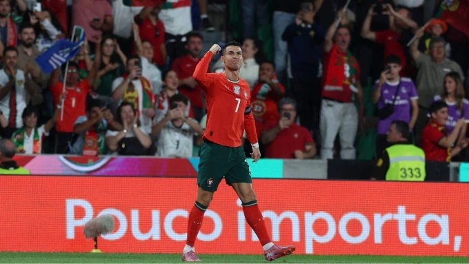 Ronaldo mừng cú đúp trong trận Bồ Đào Nha 2-2 Hungary ở vòng loại World Cup 2026 hôm 14/10. Ảnh: FFP