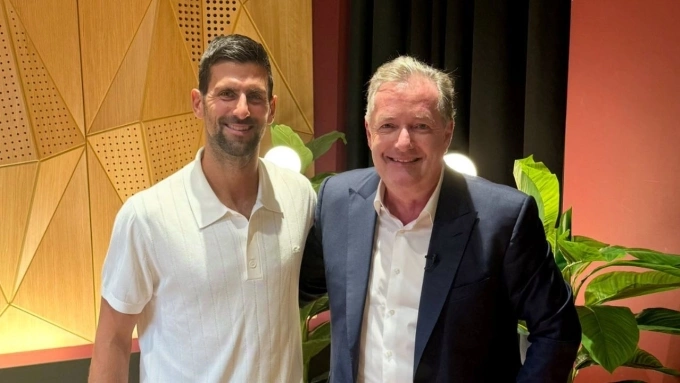 Morgan (phải) và Djokovic trong buổi phỏng vấn mới được đăng tải hôm 11/11, trên kênh Piers Morgan Uncensored. Ảnh: Mirror