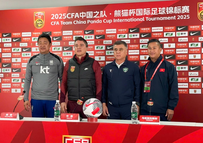 HLV Đinh Hồng Vinh (phải) trong cuộc họp báo chung với các đồng nghiệp, tại giải Panda Cup 20225.