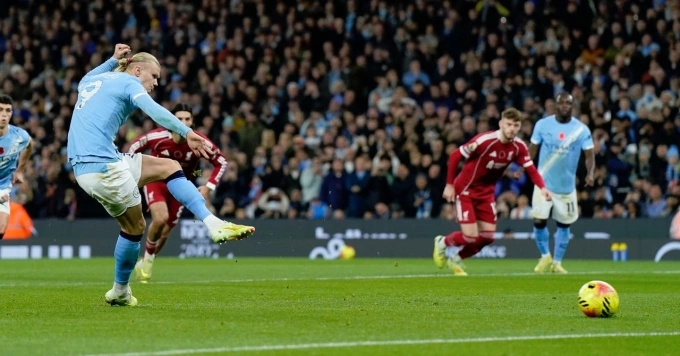 Erling Haaland sút hỏng phạt đền trong trận Man City 3-0 Liverpool ở vòng 11 Ngoại hạng Anh hôm 9/11. Ảnh: PA