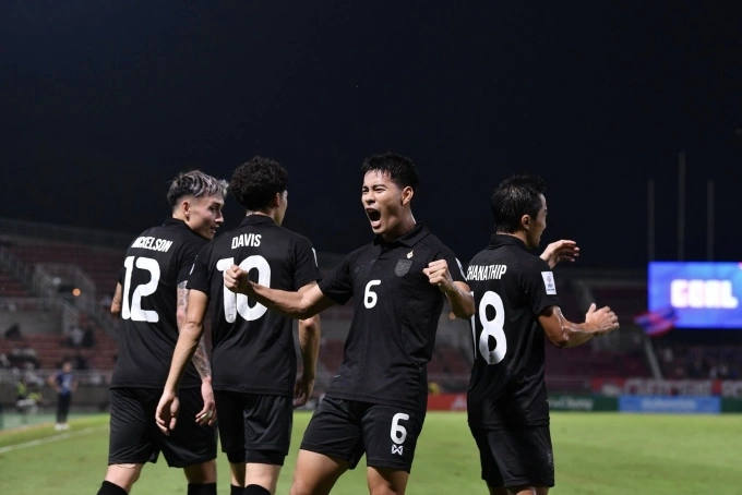 Tiền vệ Thái Lan Sarach Yooyen (số 6) mừng bàn mở tỷ số ở phút 13 trong trận giao hữu thắng Singapore 3-2 trên sân Rajamangala, Thái Lan ngày 13/11/2025. Ảnh: ThailandNT
