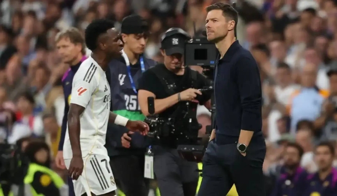 Alonso (phải) bị Vinicius phản ứng trong trận Real 2-1 Barca ở La Liga hôm 26/10. Ảnh: EFE