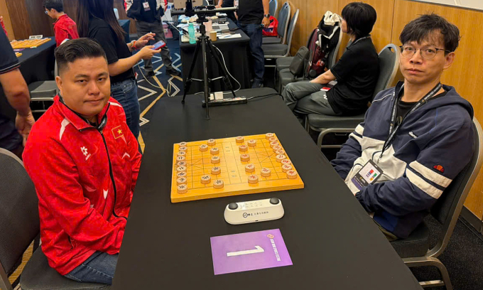 Lại Lý Huynh (trái) trước ván đấu với Tsai An-Chueh ở vòng ba cờ nhanh, môn cờ tướng, Đại hội thể thao trí tuệ châu Á lần thứ nhất tại Trung tâm hội nghị triển lãm Suntec City, Singapore chiều 13/11/2025. Ảnh: Trần Ngọc Long