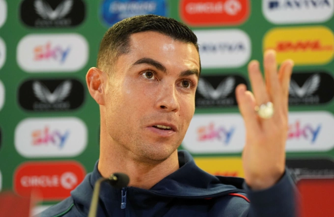 Cristiano Ronaldo phát biểu trong buổi họp báo trước trận Bồ Đào Nha gặp CH Ireland ở lượt năm bảng F vòng loại World Cup 2026 khu vực châu Âu trên sân Aviva ngày 12/11. Ảnh: Alamy