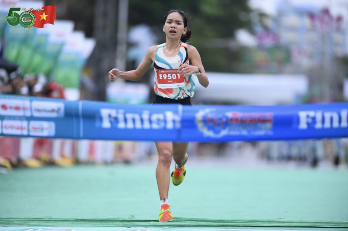Hoàng Thị Ngọc Hoa về nhất nội dung marathon nữ giải VĐQG Tiền Phong marathon 2025 tại Đông Hà, Quảng Trị vào ngày 30/3/2025. Ảnh: Tiền Phong Marathon