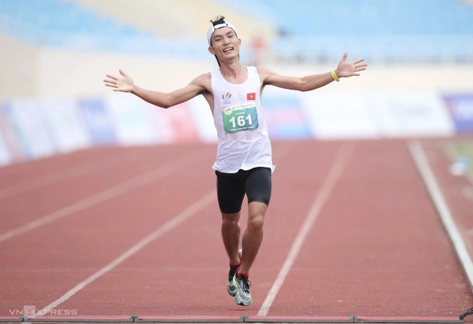 Hoàng Nguyên Thanh mừng khi về nhất nội dung marathon nam SEA Games 31, trên sân Mỹ Đình sáng 19/5/2022. Ảnh: Đức Đồng