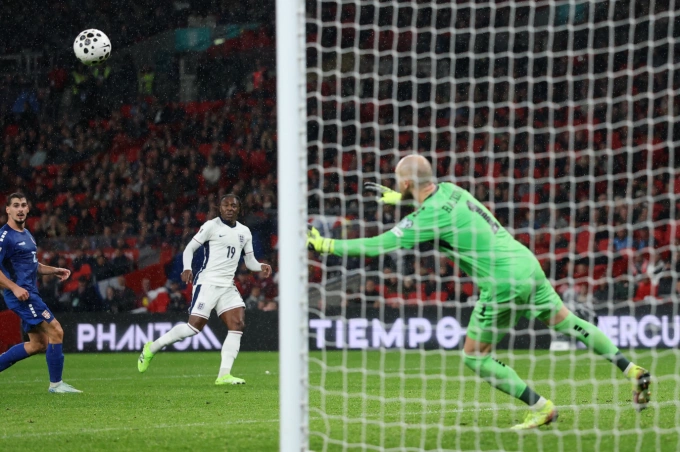 Eberechi Eze cứa lòng về góc cao ấn định tỷ số. Ảnh: Reuters