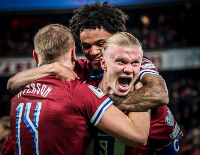 Erling Haaland mừng bàn cùng đồng đội trong trận Na Uy thắng Estonia 4-1 trên sân Ullevaal, Oslo, Na Uy ngày 13/11. Ảnh: VG