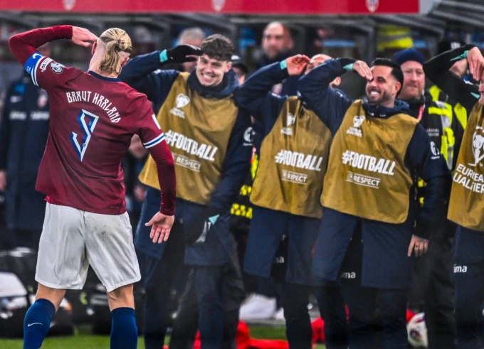 Erling Haaland mừng bàn cùng đồng đội trong trận Na Uy thắng Estonia 4-1 trên sân Ullevaal, Oslo, Na Uy ngày 13/11. Ảnh: VG